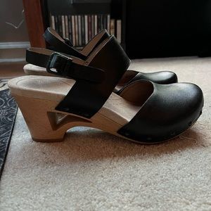 Lightly worn dansko sandals! size 7💕